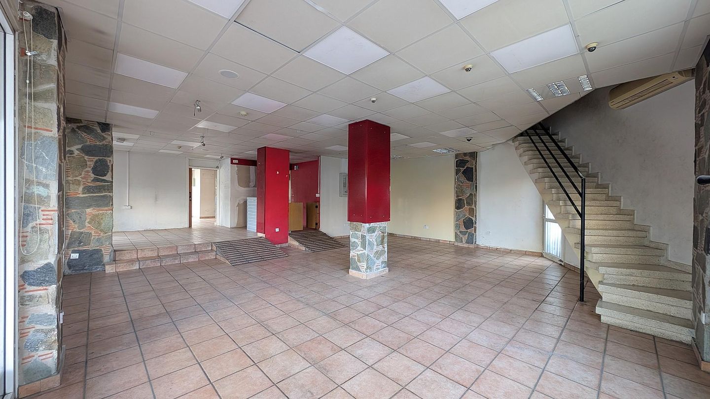 Shop with mezzanine in Agios Antonios, Nicosia – id S878