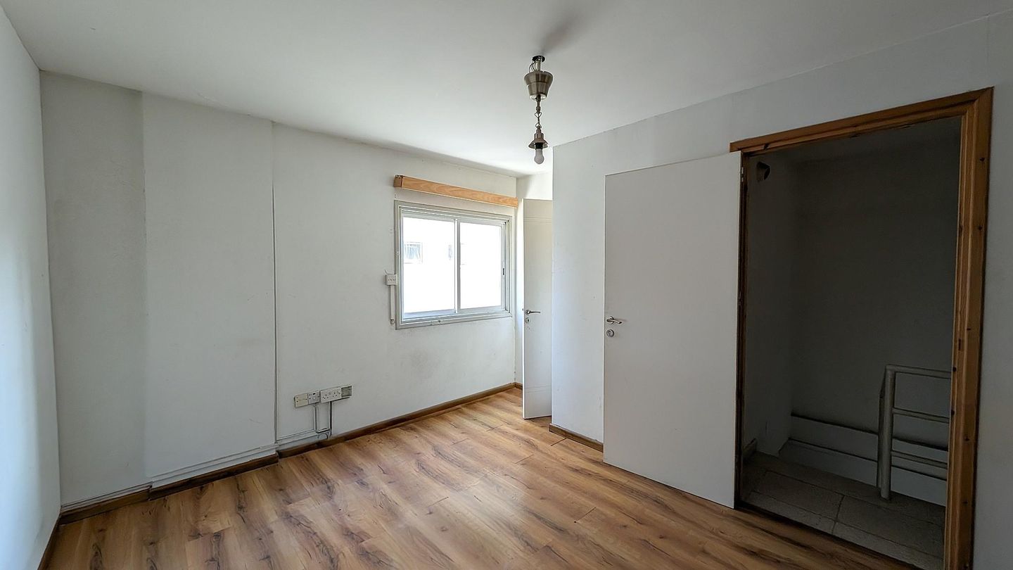 Shop with mezzanine in Agios Antonios, Nicosia – id S878
