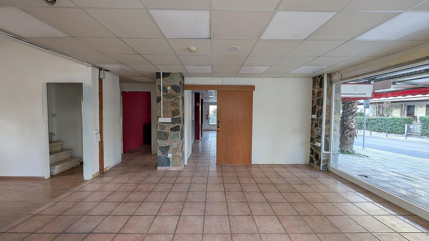 Shop with mezzanine in Agios Antonios, Nicosia – id S878