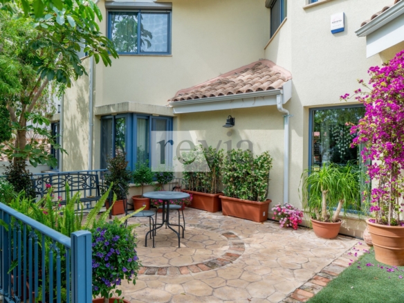 2398484 – Villa For sale, Limassol City, 420 sq.m., €1.250.000