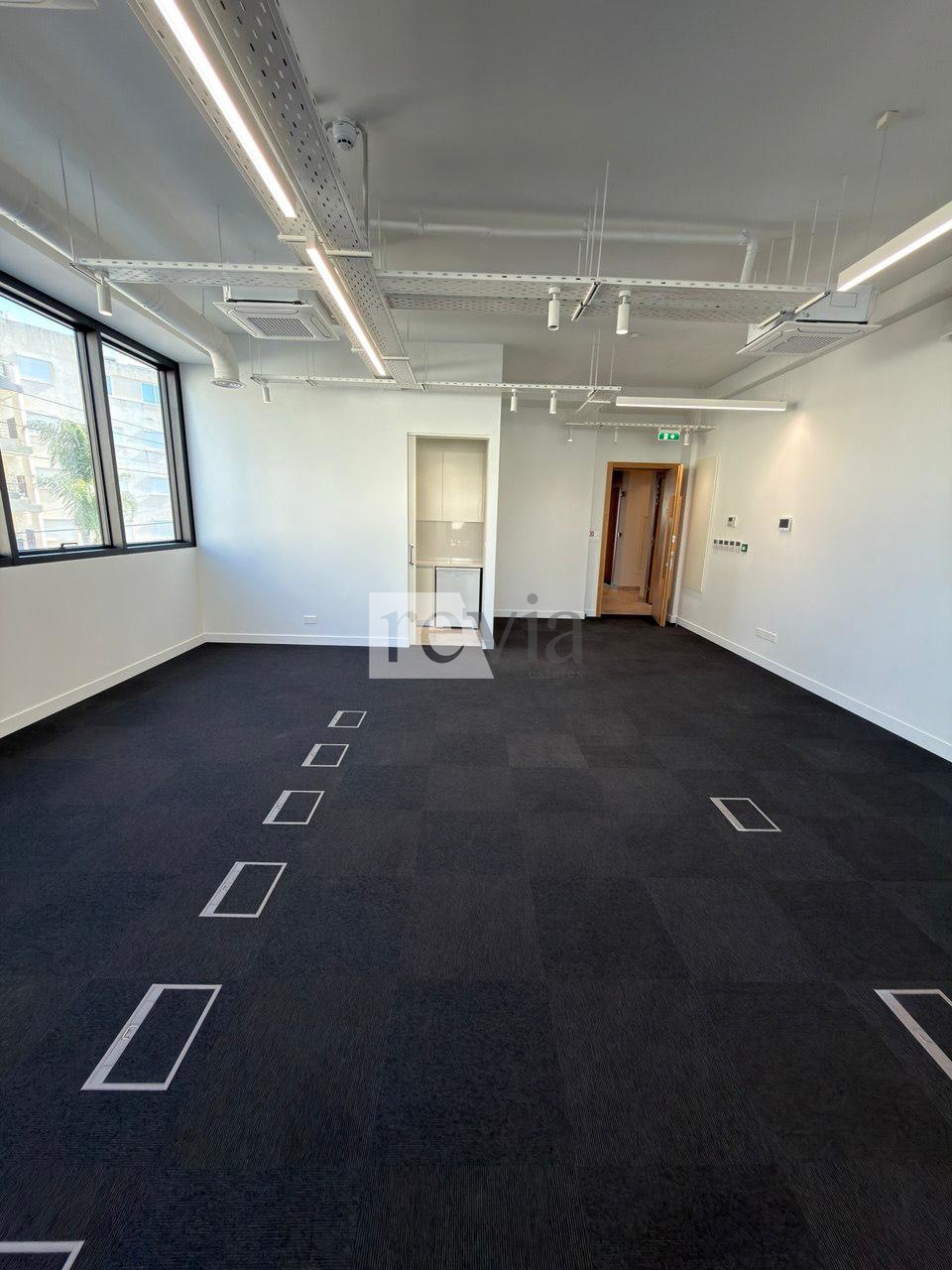 bdbae3fbc4b74101b5693c56b6796fed 2337028 – Office For rent, Limassol City, 100,55 sq.m., €5.900