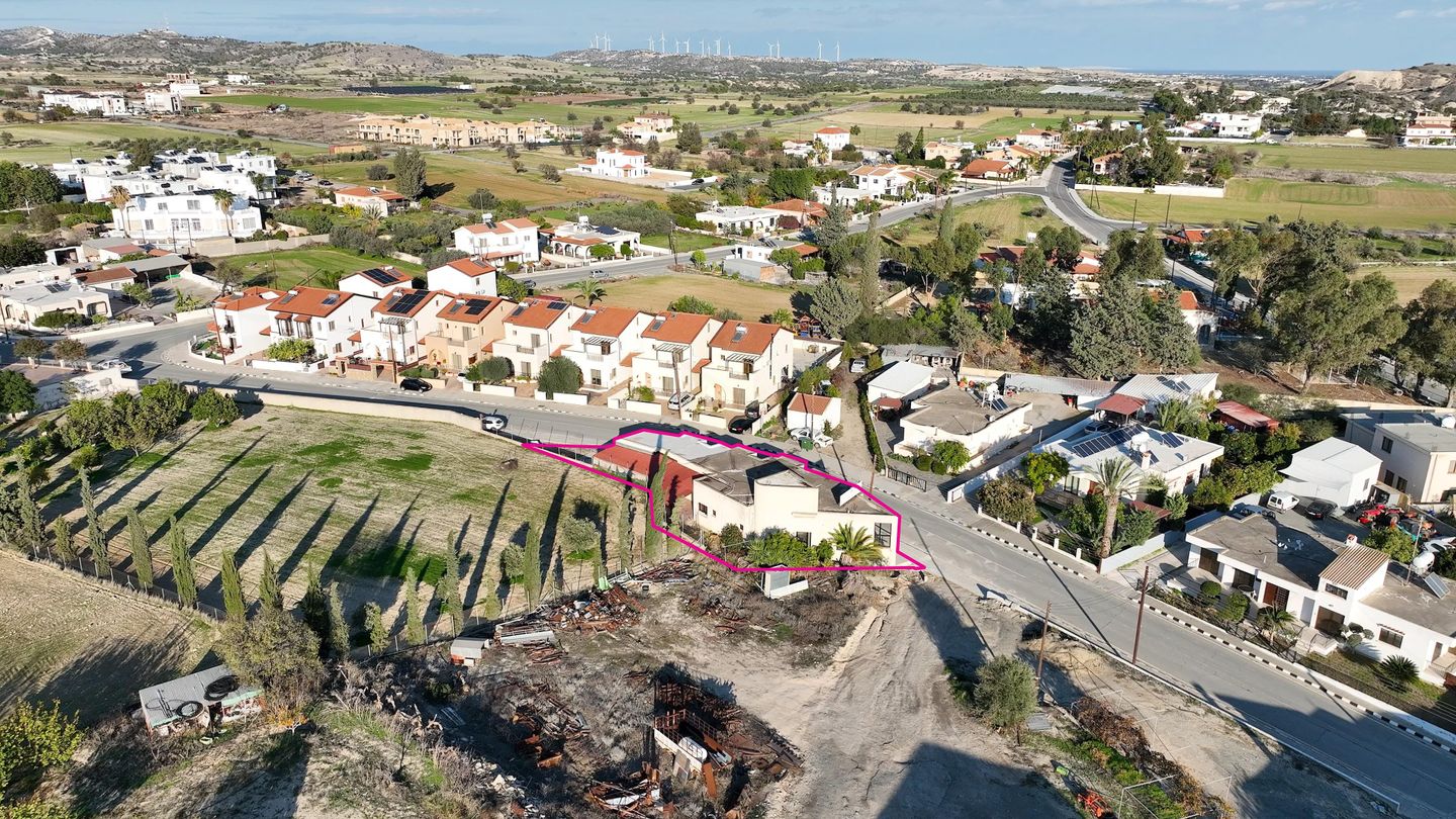 Building with two shops located in  Anafotida, Larnaca – id S1896