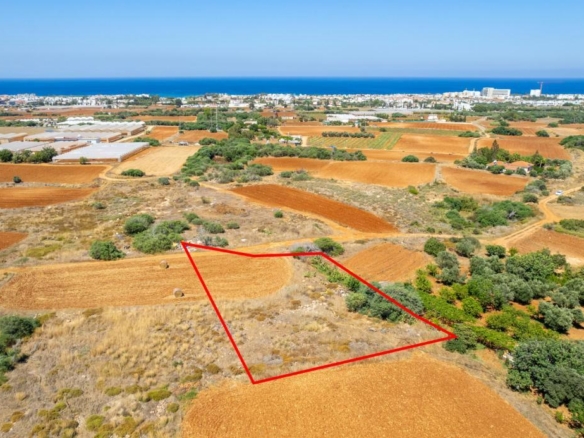 Shared residential field in Deryneia, Famagusta – id R9576