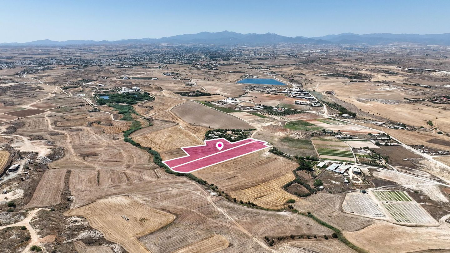 Two adjacent agricultural fields in Pano Deftera, Nicosia – id S46082