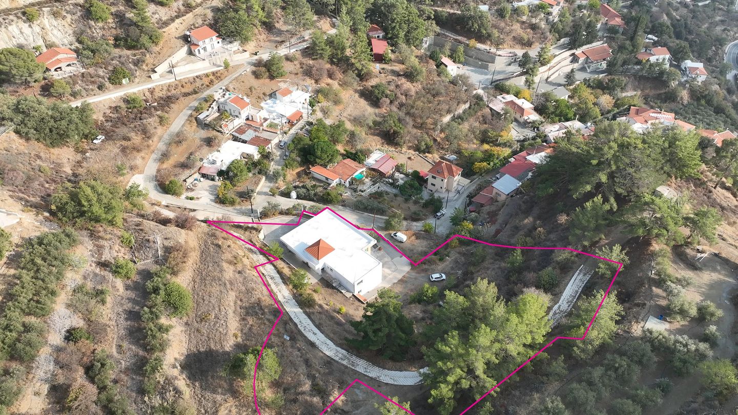 Spacious Two-Storey Home with Basement andamp; Workshop in Zoopigi, Limassol – id S45918