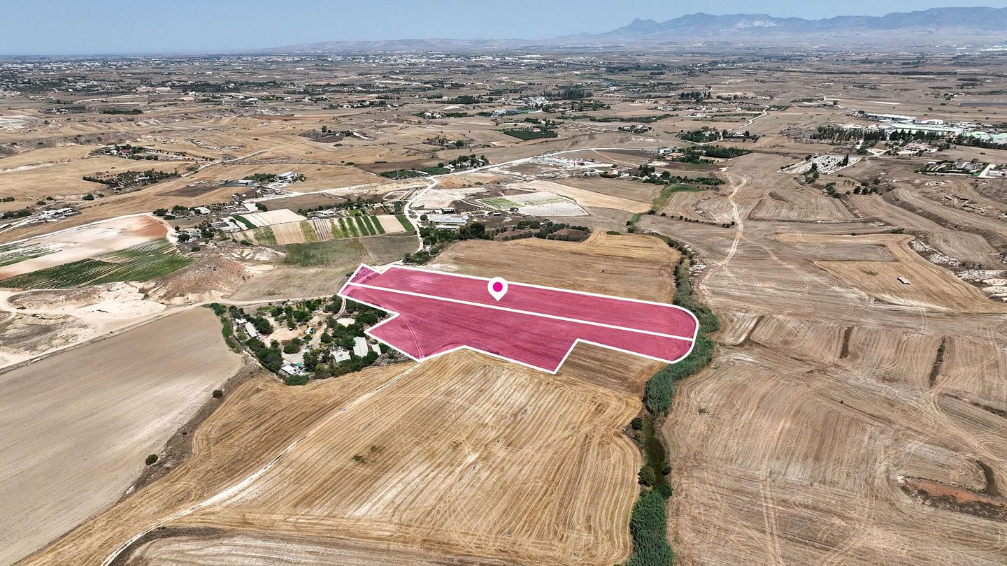 Two adjacent agricultural fields in Pano Deftera, Nicosia – id S46082