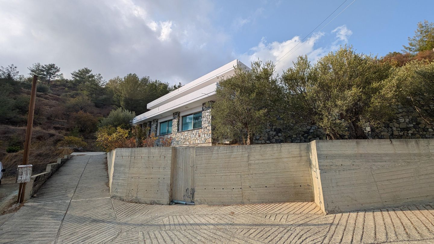 Spacious Two-Storey Home with Basement andamp; Workshop in Zoopigi, Limassol – id S45918